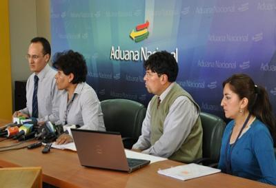 Autoridades de la Aduana informando sobre la ampliación.