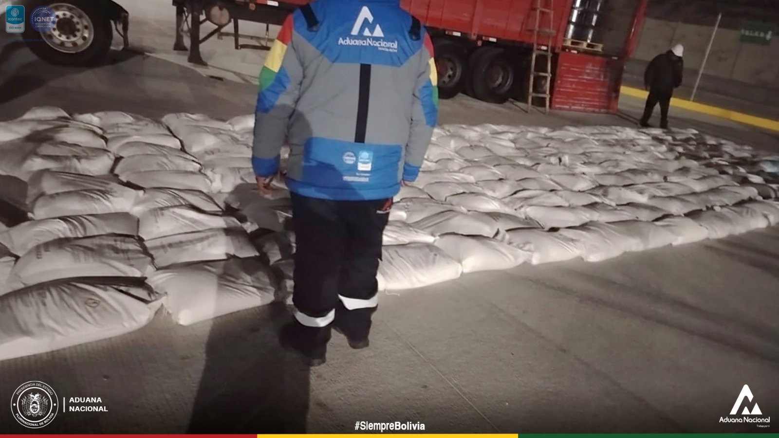 Parte de las 202 bolsas de precursores químicos halladas durante el operativo en Tambo Quemado