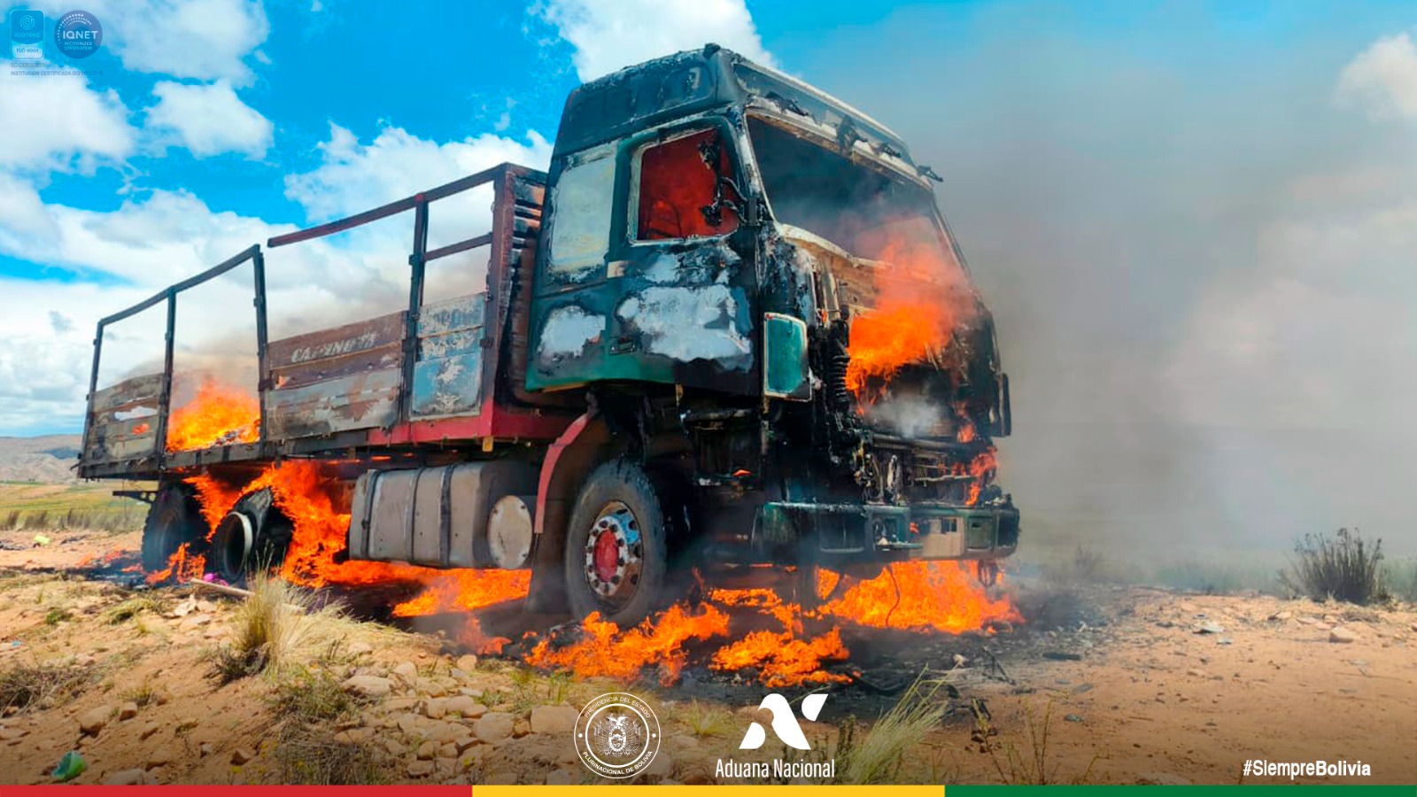 Aduana Nacional incinera camión con fardos de ropa usada en operativo contra el contrabando en La Paz