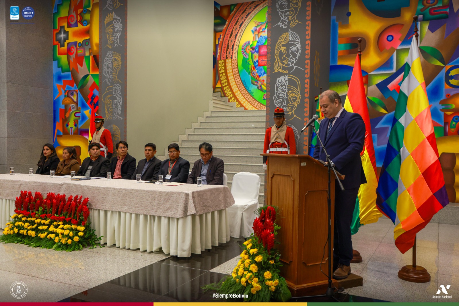 La Paz, 13 marzo de 2026 (AN)- “Las instituciones públicas se consolidan cuando cada servidor decide, día tras día, actuar con integridad, responsabilidad y vocación de servicio”, afirmó Gabriel Montalvo Vaca, gerente general de la Aduana Nacional, durante el acto en el que la entidad recibió un reconocimiento del Ministerio de Trabajo, Empleo y Previsión Social como institución líder en el fortalecimiento del servicio civil y en la consolidación de su Código de Ética. Asimismo, la autoridad destacó que el 