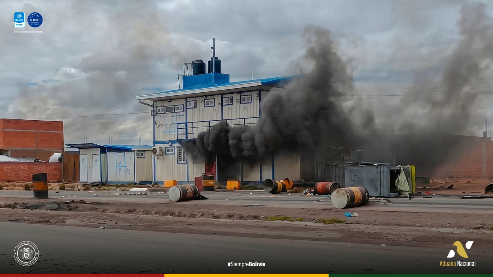 Explosivos y fuego destruyen instalaciones aduaneras en la carretera La Paz – Oruro