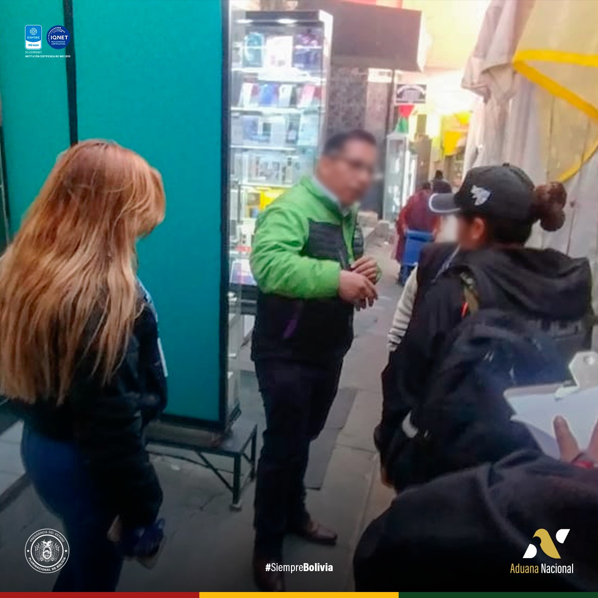 Aduana Nacional comisa mercancía de contrabando durante allanamiento en la ciudad de La Paz