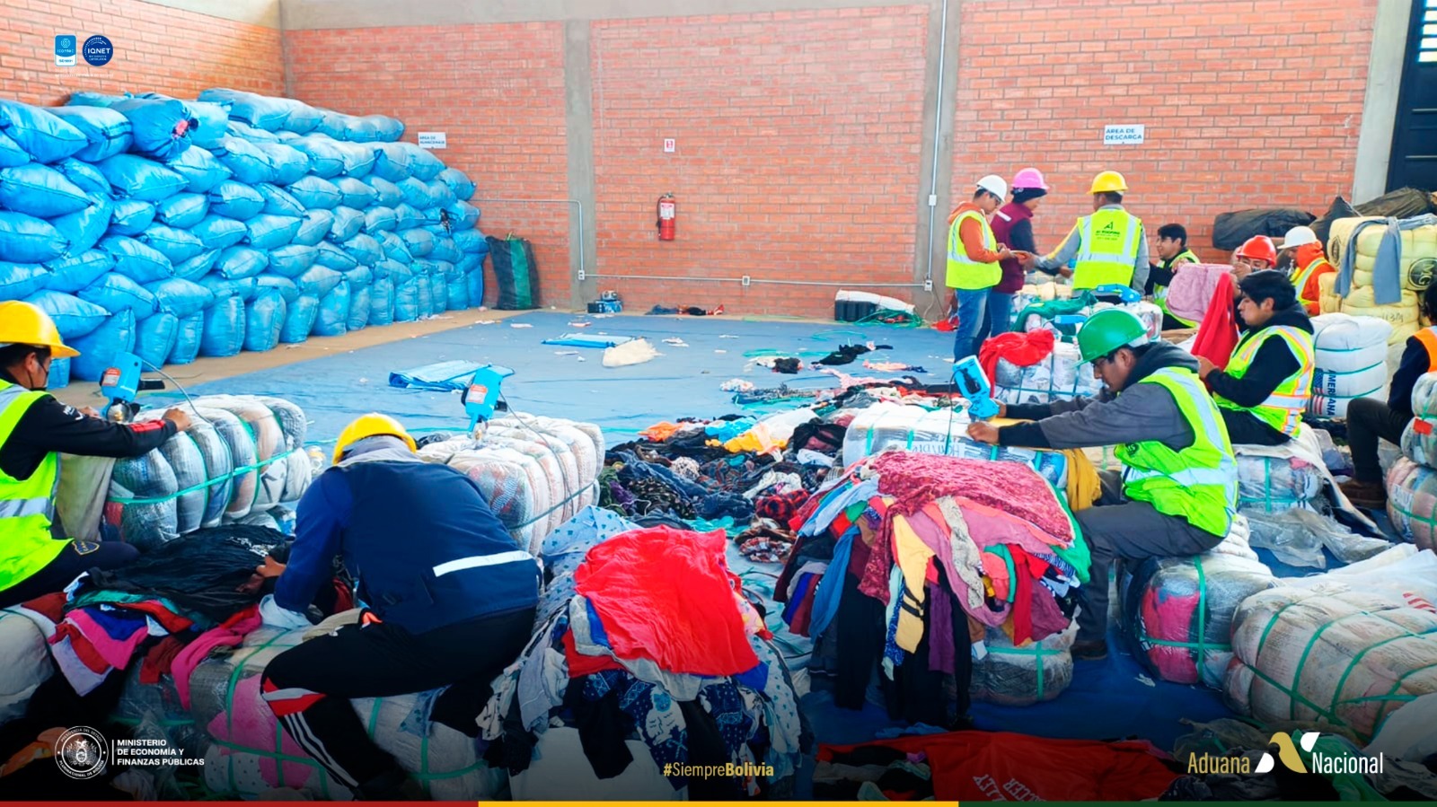 La Aduana Nacional destruye más de 42 toneladas de prendería usada en La Paz